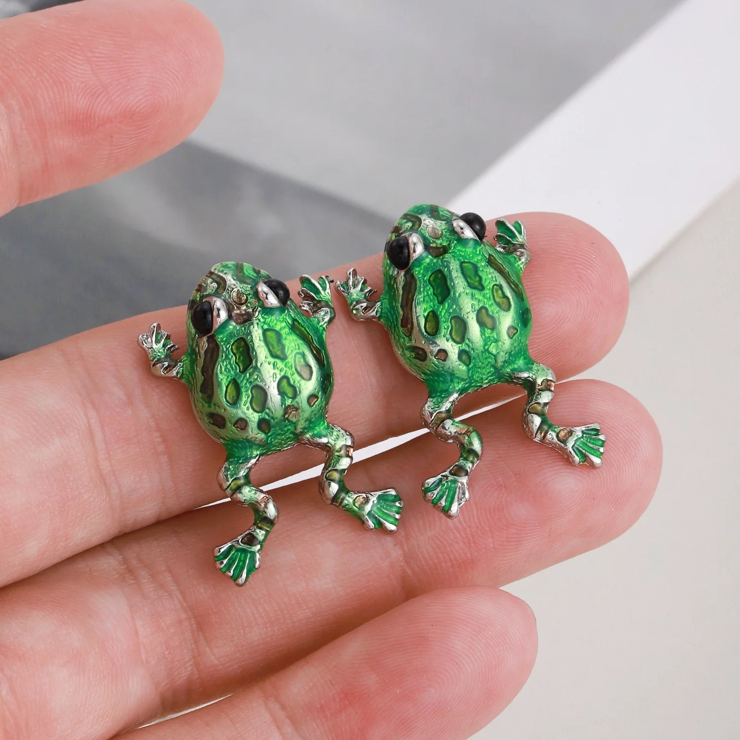 Gothic Green Frog Ear Clip